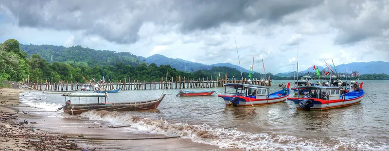 Fischerboote am Black Sand Beach (Pantai Pasir Hitam) im Norden Langkawis