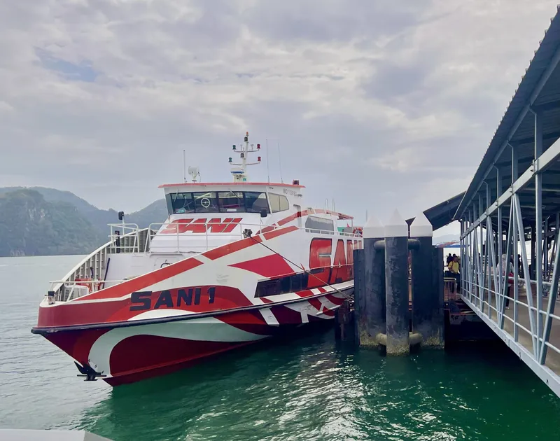 Schnellfähre Sani 1 am Anleger des Fährterminals Kuah auf Langkawi
