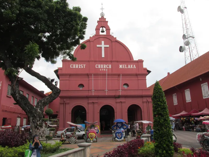 Christ Church von 1753 am Holländischen Platz in Melaka mit geschmückten Fahrradrikschas
