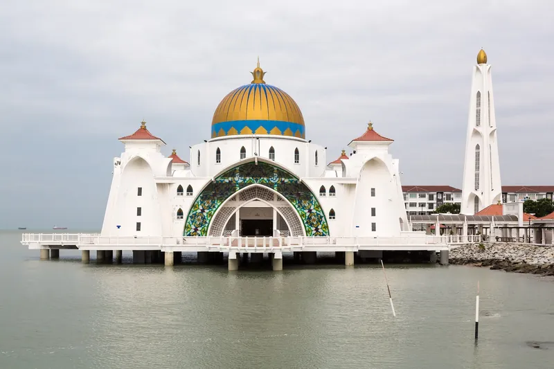 Masjid Selat Melaka (Straits Mosque) auf Stelzen vor der Küste von Pulau Melaka