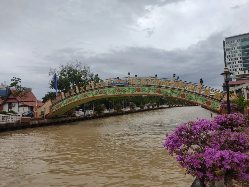 Fußgängerbrücke über den Melaka River beim Malaiendorf Kampung Morten