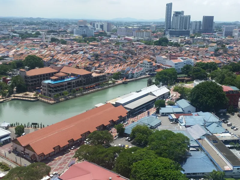 Blick über die Ziegeldächer der Altstadt von Melaka und den Fluss