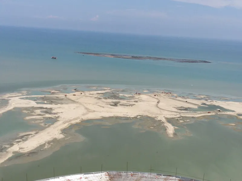 Landaufschüttung vor der Küste von Melaka für das Bauprojekt Melaka Gateway (die Aufschüttungen an der Straße von Malakka sind wegen ihrer Folgen für Fischerei und Küste umstritten)