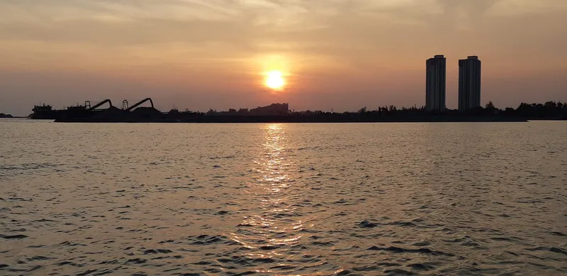 Sonnenuntergang über der Straße von Malakka am Strand von Klebang bei Melaka