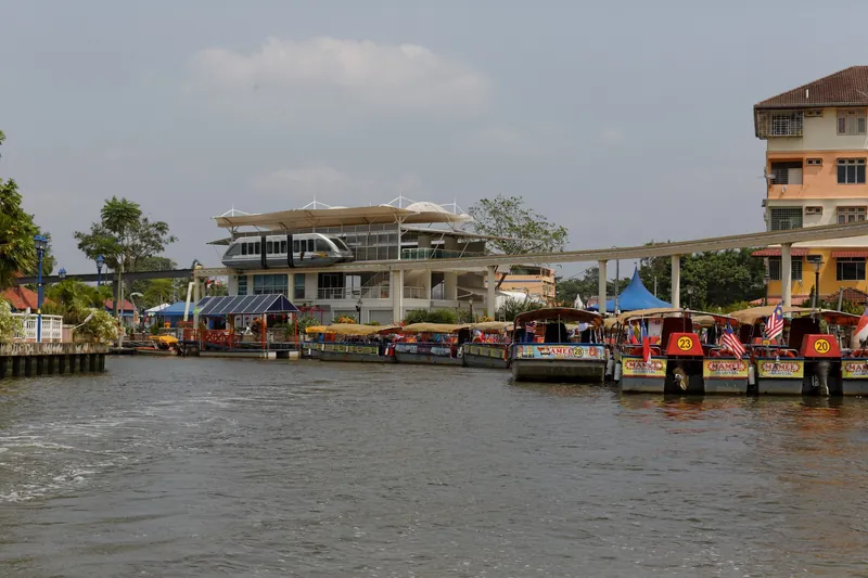 Ausflugsboote am Melaka River vor der stillgelegten Station der Melaka-Monorail