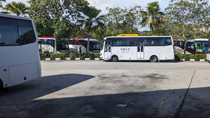 Stadtbusse am zentralen Busbahnhof Melaka Sentral