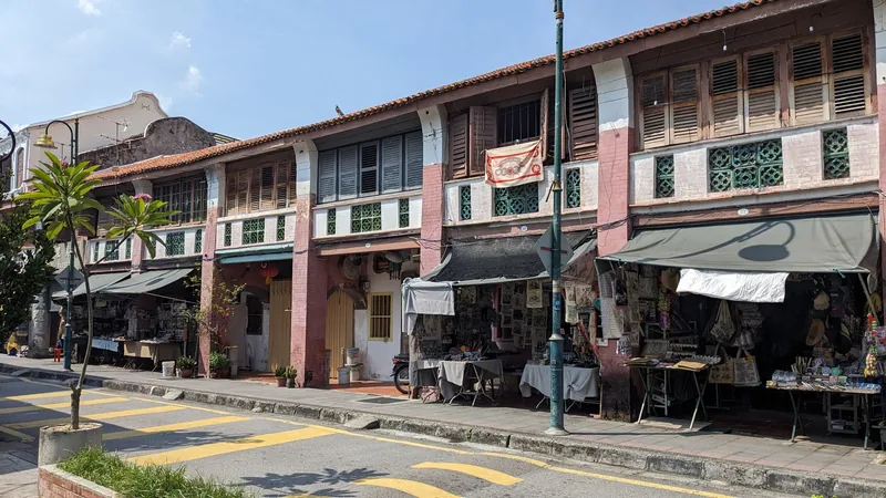 Historische Shophäuser mit Holzjalousien an der Lebuh Armenian in George Town auf Penang