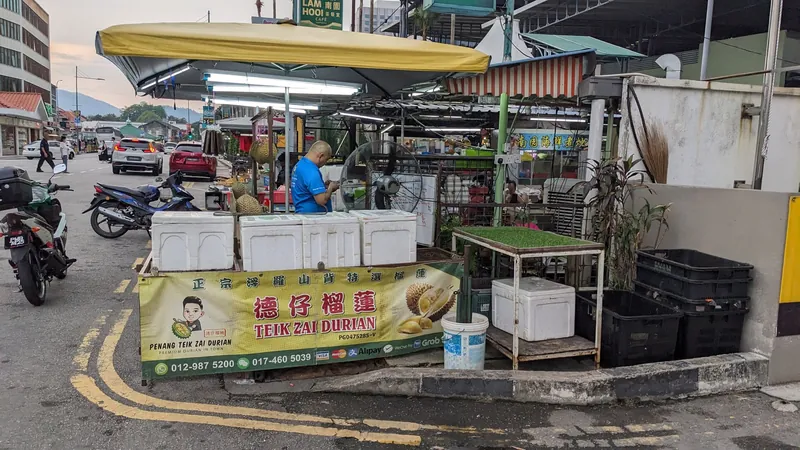 Durian-Stand eines Straßenhändlers an der Jalan Burma in George Town auf Penang