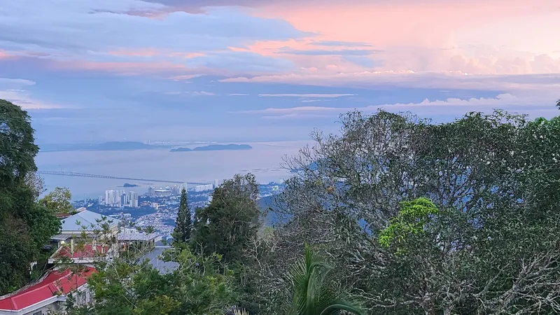 Blick vom Penang Hill über George Town, die Penang-Brücke und die Straße von Malakka in der Abenddämmerung