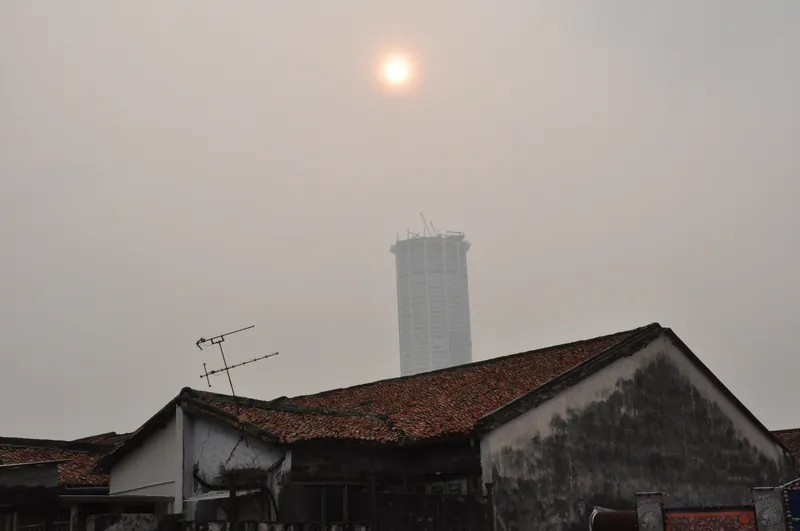Komtar-Turm in George Town im Rauch der indonesischen Waldbrände am 30. September 2015, dem Höhepunkt der Haze-Episode 2015