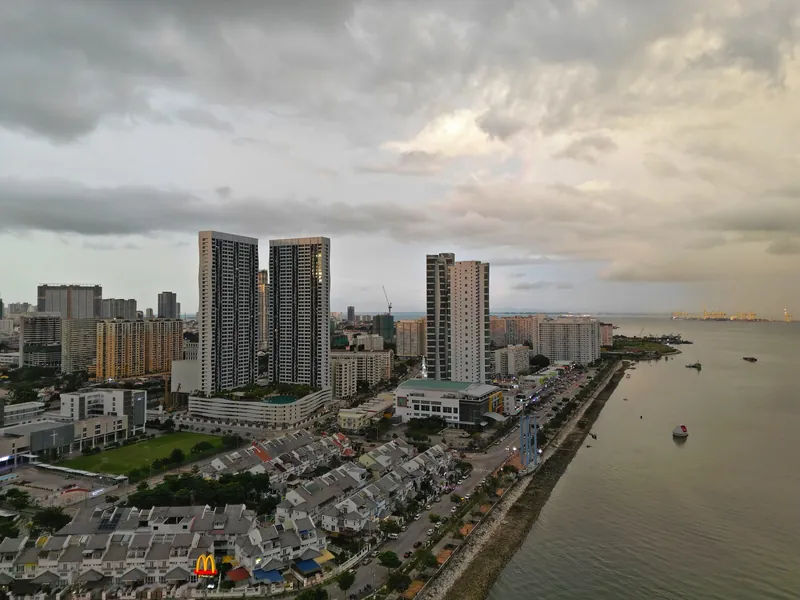 Hochhausbebauung auf aufgeschüttetem Land an der Karpal Singh Drive in George Town auf Penang (Küstenaufschüttung verdrängt die alte Uferbebauung)