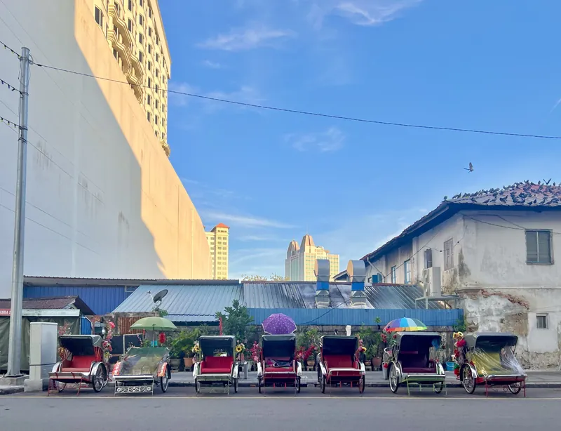 Wartende Fahrradrikschas (Trishaws) am Morgen in George Town auf Penang