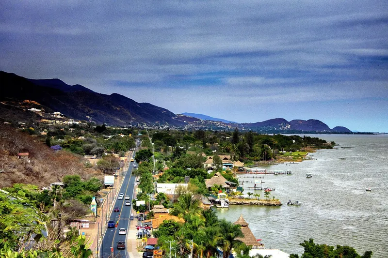 Chapala–Jocotepec lakeshore road, the main link between the lakeside towns