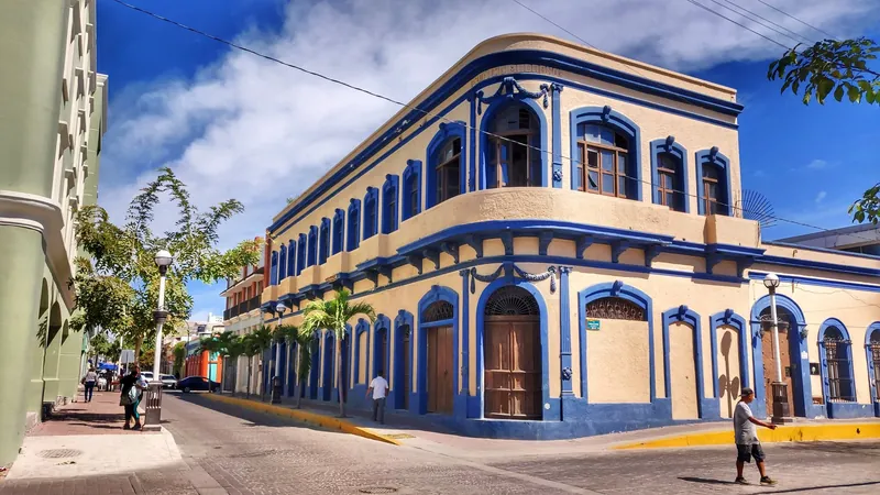 Blau-beiges Eckgebäude im historischen Zentrum von Mazatlán