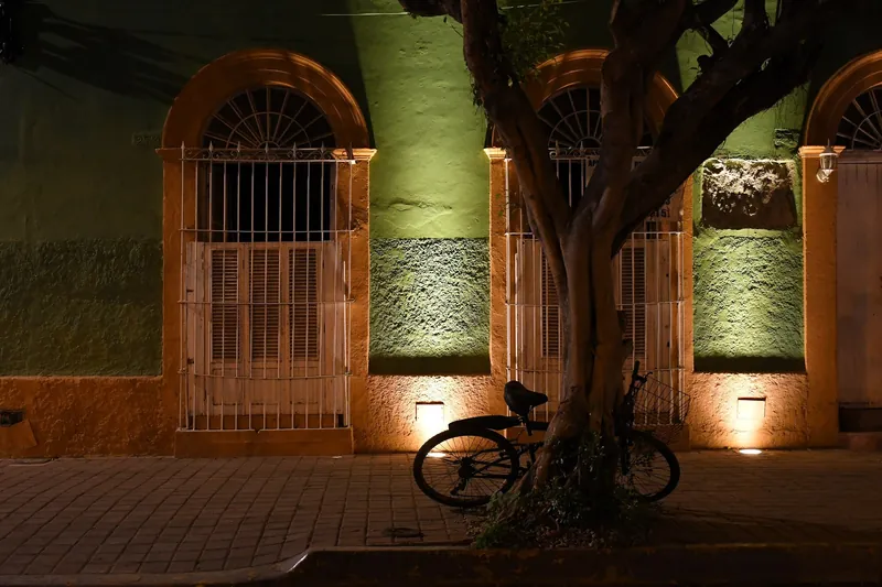 Angestrahlte Kolonialfassaden an der Plazuela Machado in der Altstadt von Mazatlán am Abend