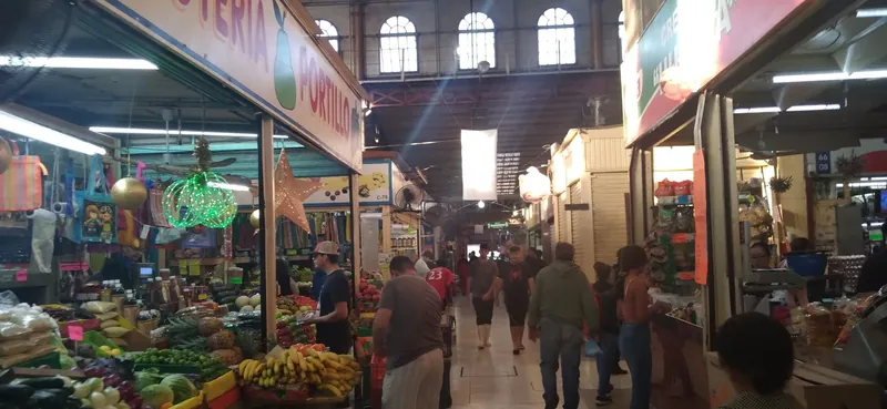 Halle des Mercado Pino Suárez in Mazatlán mit Obst- und Gemüseständen