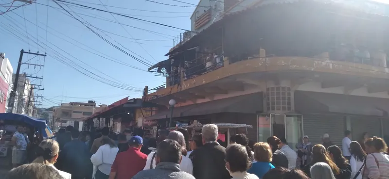 Gedränge auf der Straße vor dem Mercado Pino Suárez in Mazatlán in der Woche vor Neujahr