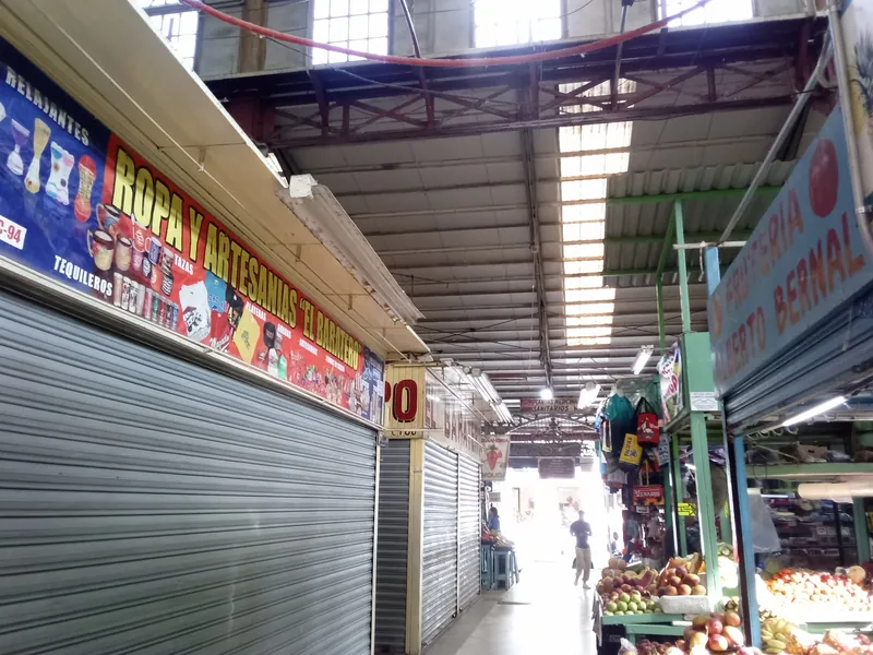 Gang im Mercado Pino Suárez in Mazatlán mit Obststand und Läden für Kleidung und Kunsthandwerk