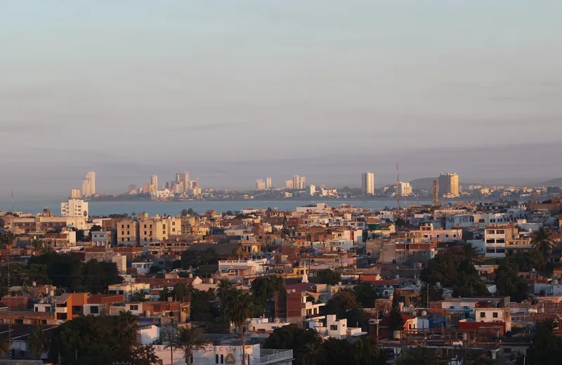Blick über die Altstadt von Mazatlán auf die Bucht und die Hochhäuser der Zona Dorada im Morgenlicht