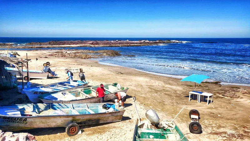 Fischerboote am Strand von Mazatlán