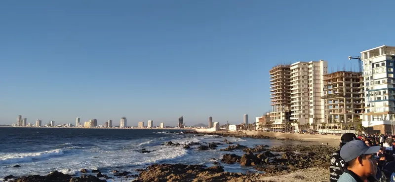 Felsküste am nördlichen Malecón von Mazatlán mit Hochhausrohbauten der Zona Dorada