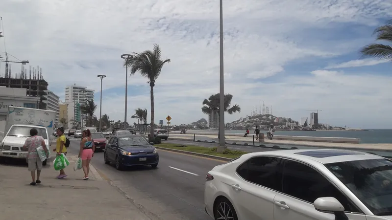 Küstenstraße Avenida del Mar in Mazatlán mit Passanten, Hotels und Neubauten