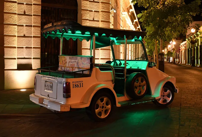 Pulmonía, das offene Kleintaxi von Mazatlán, in einer Gasse der Altstadt