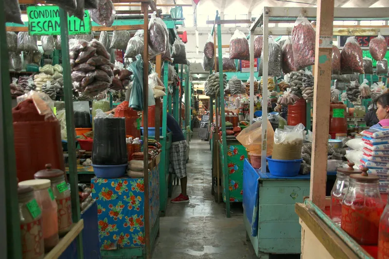 Gewürz- und Lebensmittelstände im Mercado Municipal Lucas de Gálvez, dem Hauptmarkt von Mérida