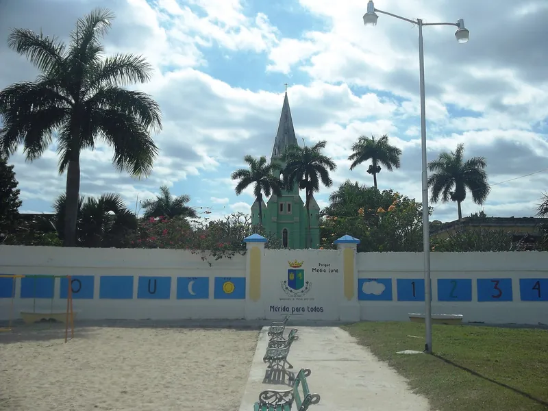 Parque de la Media Luna in Mérida mit Palmen und der Iglesia de San José
