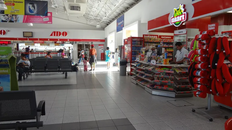 Wartehalle des ADO-Fernbusbahnhofs in Mérida, von dem aus die Überlandbusse in Yucatán abfahren