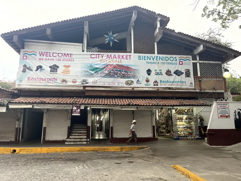 Mercado Municipal Río Cuale in Puerto Vallarta mit Kunsthandwerk- und Souvenirständen