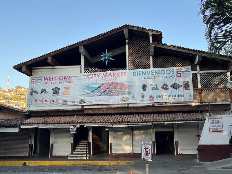 Markthalle Mercado Municipal Río Cuale in Puerto Vallarta, laut Banner mit rund 150 Läden