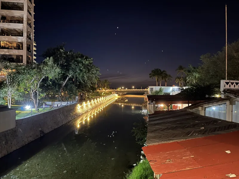 Beleuchtete Uferwege am Río Cuale im Zentrum von Puerto Vallarta am Abend