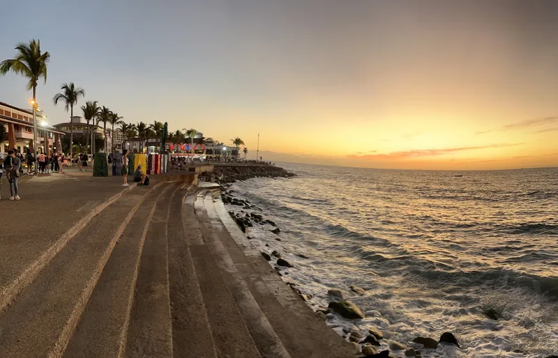 Stufen des Malecón von Puerto Vallarta zum Strand hinunter bei Sonnenuntergang