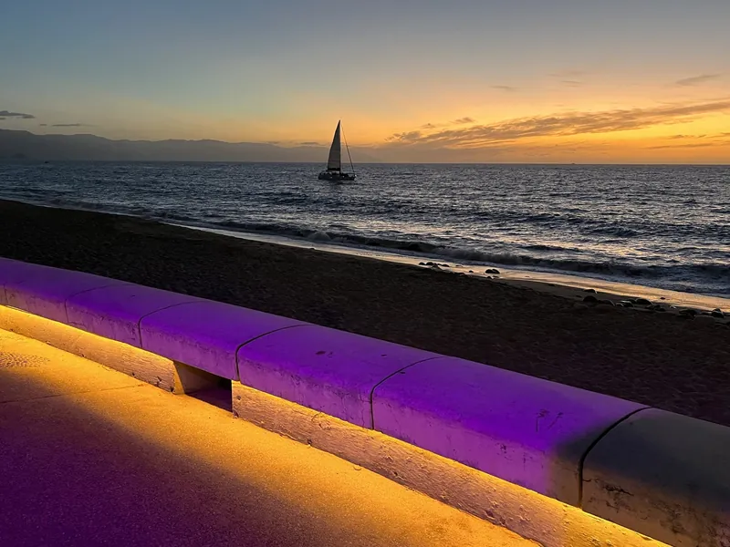 Strand von Puerto Vallarta mit Segelboot in der Bahía de Banderas bei Sonnenuntergang