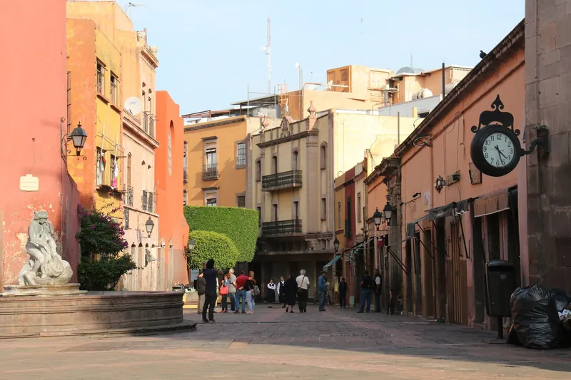 Andador 5 de Mayo pedestrian street in Querétaro's historic centre, with a fountain and street clock