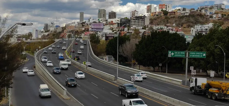 Traffic on the Bulevar Bernardo Quintana urban expressway at the Bicentenario interchange in Querétaro
