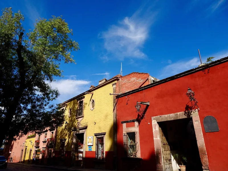 Farbige Fassaden von Kolonialhäusern in der Altstadt von San Miguel de Allende