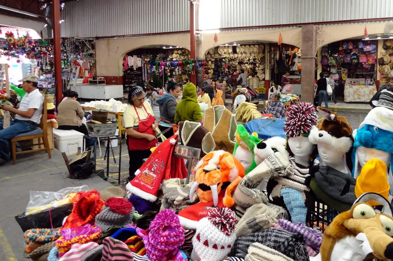 Eingangshalle des Kunsthandwerkmarkts im Zentrum von San Miguel de Allende mit Ständen für Hüte und Strickwaren