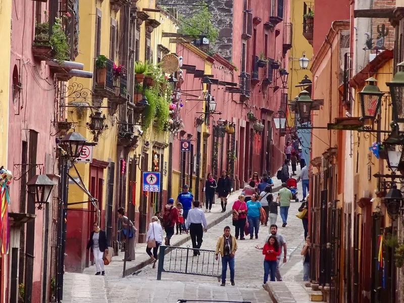 Steep cobbled lane with colourful colonial houses in central San Miguel de Allende