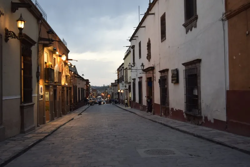 Kopfsteinpflasterstraße in der Altstadt von San Miguel de Allende in der Abenddämmerung