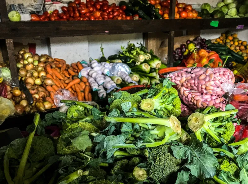 Regional angebautes Gemüse im öffentlichen Markt von Boquete