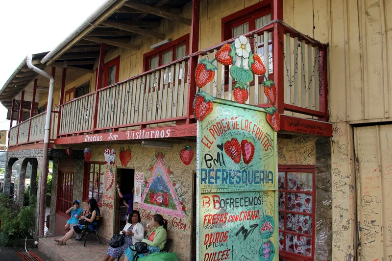 Refresquería El Poder de las Frutas, ein mit Erdbeermotiven bemaltes Holzhaus im Ortszentrum von Boquete