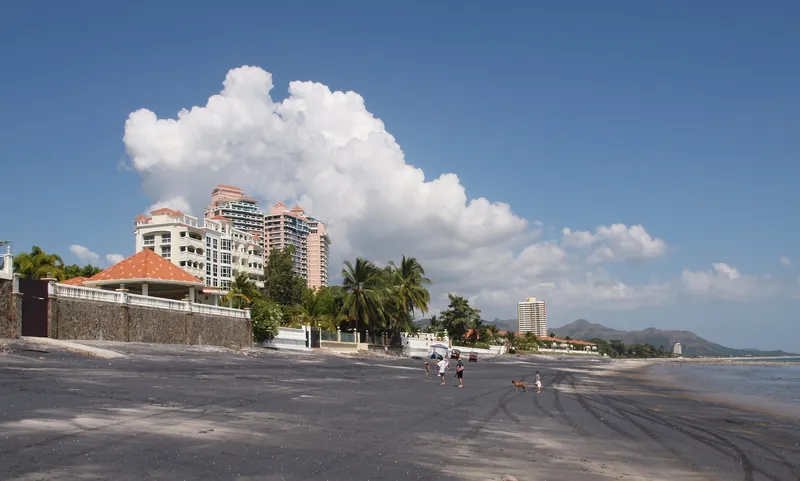 Playa Coronado mit Apartmentanlagen und der Küstenkordillere im Hintergrund