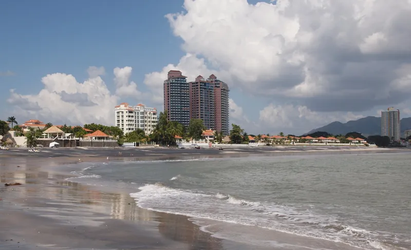 Brandung und Apartmenthochhäuser an der Playa Coronado
