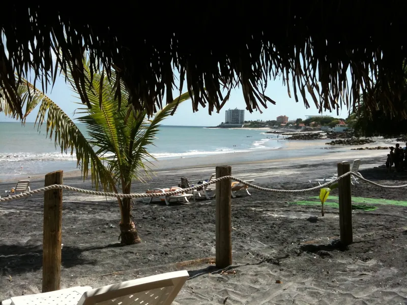 Blick von einer Palapa über die Playa Coronado