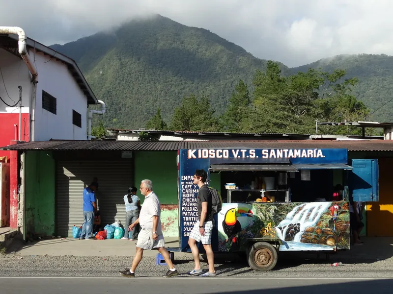 Straßenkiosk in El Valle de Antón vor den bewaldeten Kraterwänden