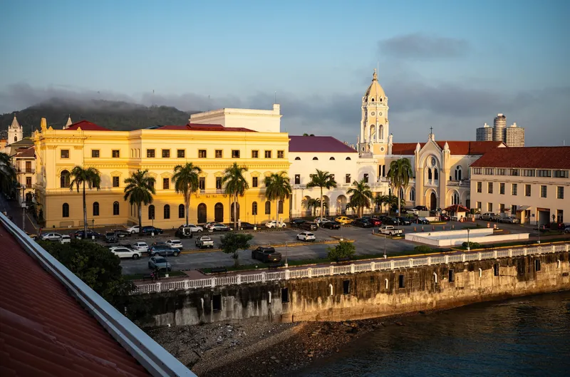 Blick über das Altstadtviertel Casco Viejo mit der Kirche San Francisco de Asís in Panama-Stadt