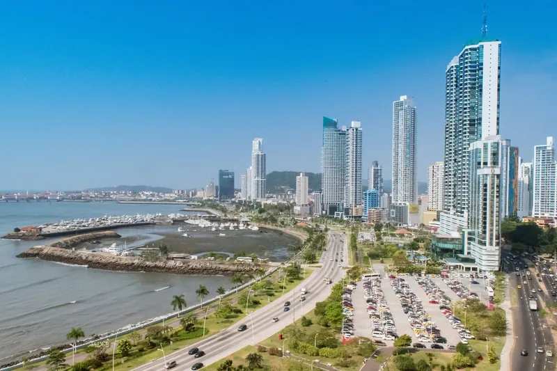 Luftaufnahme der Uferstraße Cinta Costera und der Hochhäuser von Punta Paitilla in Panama-Stadt
