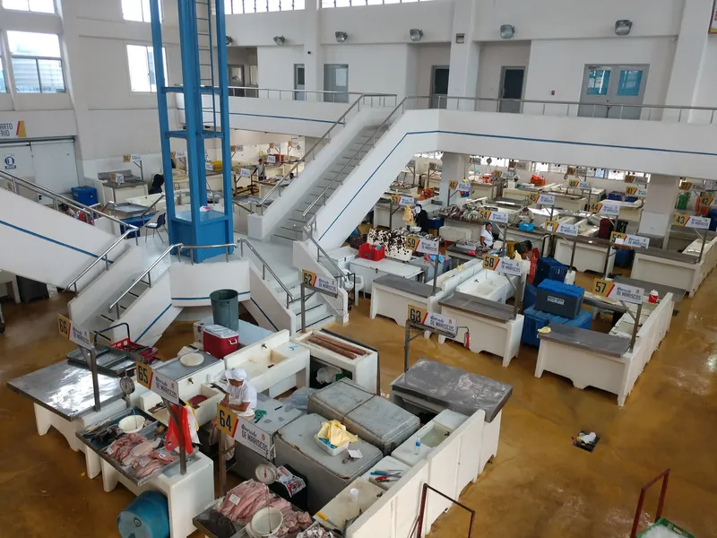 Verkaufsstände in der Fischmarkthalle Mercado de Mariscos in Panama-Stadt